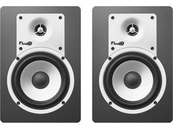 Due monitor da studio Fluid Audio C5 bianchi, visti frontalmente, con altoparlanti neri e tweeter al centro