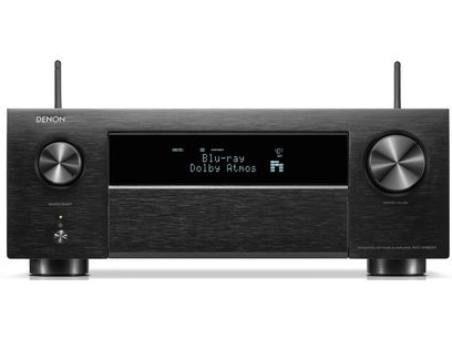 Ampli home-cinéma Denon AVC-X4800H noir, face avant avec écran LCD bleu affichant "Blu-ray Dolby Atmos", deux boutons rotatifs argentés