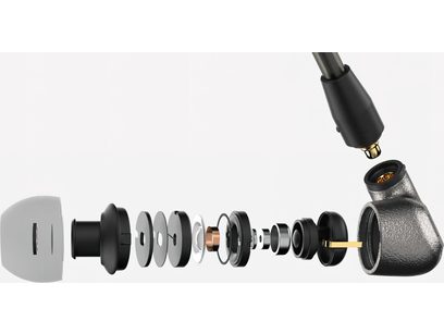 Casque intra-auriculaire Sennheiser IE 600 noir, éclaté en plusieurs composants, vue de profil, sur fond blanc