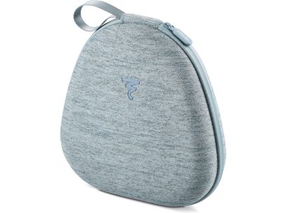 Casque hifi clos Focal AZURYS, étui rigide gris clair avec fermeture éclair et logo Focal, vue de trois-quarts