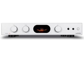 Ampli hi-fi intégré stéréo Audiolab 7000A argent avec façade rectangulaire, 3 boutons circulaires, écran central noir, 4 ports