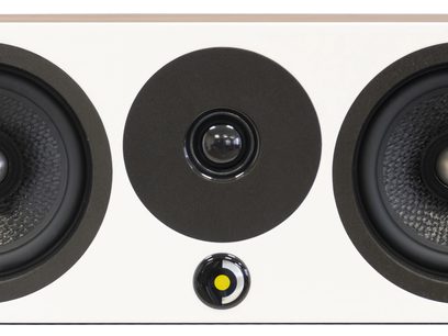 Davis Acoustics Krypton C Nordik valge keskkõlar, eestvaade, 2 musta tekstuuriga kõlarit, must kesktweeter, ümmargune nupp kollase täpiga