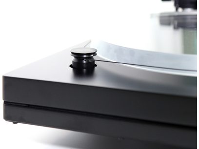 New Horizon 202 black turntable with AT-VM520EB cartridge, close-up detailed view of the tonearm and cartridge