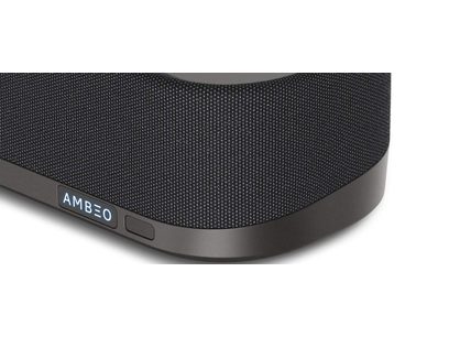 Črna zvočna vrstica Sennheiser AMBEO Soundbar Mini, bližnji pogled spredaj, akustična mrežasta tkanina, logotip AMBEO