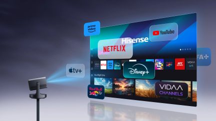 Projecteur noir sur pied à gauche, écran virtuel avec logos d'applications de streaming, fond dégradé bleu-gris