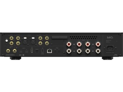 Mustast metallist Matrix Audio MD-1P integreeritud stereo hi-fi võimendi, tagantvaade: kuldsete RCA-pesade, XLR-pistikute, punaste ja mustade rõngastega kõlariterminalide, optiliste portide, USB-, HDMI ARC-, LAN- ja IEC-toitepistikuga.