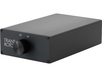 Transrotor Phono Studio must alumiiniumist harjatud viimistlusega phono eelvõimendi, kompaktne ristkülikukujuline korpus vaadatuna paremalt eest kolmveerand nurga alt, esipaneelil must pöördnupp keskel, roheline LED-tuli ja neli nurgakruvi
