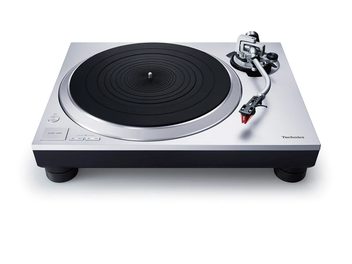 Platine vinyle Technics SL-1500CEG-S argent, vue de dessus légèrement de côté, plateau noir, bras de lecture avec cellule