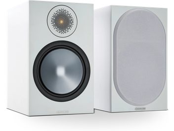 Enceinte bibliothèque Monitor Audio Bronze 6G 100 blanc, vue de face et de côté, haut-parleur rond noir, grille grise
