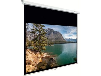 Écran de projection manuel Lumene Plazza HD 200C affichant un paysage de lac de montagne entouré de forêts de conifères
