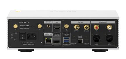 Bagfra på en lydanordning med HDMI-, USB-, koaksiale, optiske, XLR-, RCA-, LAN-stik, afbryder og trigger-porte.