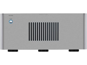 Πολυκαναλικός ενισχυτής ισχύος Rotel RMB-1555 ασημί, μπροστινή όψη, μαύρη κεντρική γρίλια, μπλε κουμπί στα αριστερά, 3 μαύρα πόδια