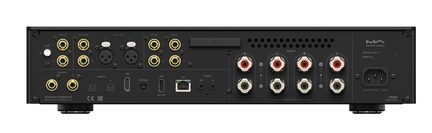 Mustast metallist võimendi tagapaneel, millel on mitu kullatud RCA-pistikut, kaks XLR-sisendit, digitaalsed HDMI-, USB- ja LAN-pordid, kaheksa punase keskosaga hõbedast kõlariterminali, perforeeritud õhutusrest ja IEC toitepistik, vaade tagant