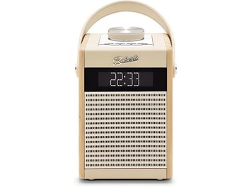 Radio de birou Roberts Rambler Midi în culoarea crem, din plastic crem cu panouri laterale în efect lemn deschis, vedere frontală cu mâner arcuit superior, buton rotativ metalic pe partea superioară, ecran digital negru și grilă largă perforată orizontală