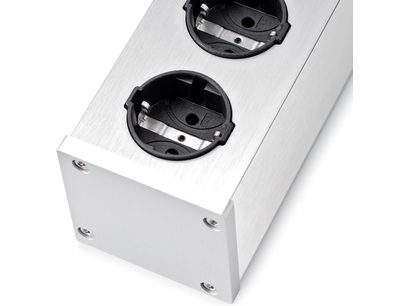 Multipriză Inakustik AC-3200 Filter Analog | SCHUKO din aluminiu periat argintiu, vedere în perspectivă care arată carcasă dreptunghiulară cu două prize SCHUKO negre încastate și șuruburile vizibile la capăt