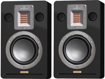 Coppia di diffusori surround AudioVector QR Wall SE neri, cabinet nero opaco, piastra superiore in alluminio spazzolato con tweeter a nastro ramato affiancato da due piccoli altoparlanti circolari, grande woofer centrale con bordo in metallo spazzolato e fessura di accordo orizzontale, vista frontale