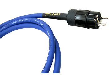 Cardas Clear Power 1m nätkabel, mjuk blå plastmantel med vit texttryck, blank svart Schuko-kontakt med tre metallstift, sidosynvinkel