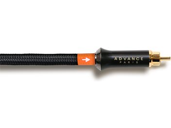 Cavo coassiale digitale Advance Paris LINK Coaxial 1m nero con guaina intrecciata in nylon, vista laterale in primo piano, connettore RCA dritto con corpo metallico nero con logo dorato, base e pin dorati, anello arancione direzionale con freccia bianca