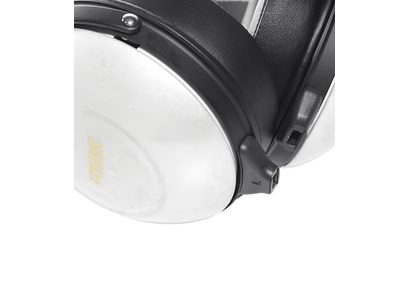 Casque hifi Fostex TH-900 Mk2 blanc nacré, vue rapprochée trois-quarts, coques fermées brillantes avec logo doré, coussinets noirs en similicuir et connecteurs détachables sous les oreillettes