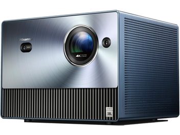 Vidéoprojecteur Hisense C1, vue de trois quarts avant, boîtier rectangulaire bleu, lentille centrale, grille de ventilation latérale