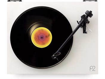 Platine vinyles Rega Planar 2, vue de dessus, disque noir avec étiquette centrale colorée, bras de lecture noir à droite