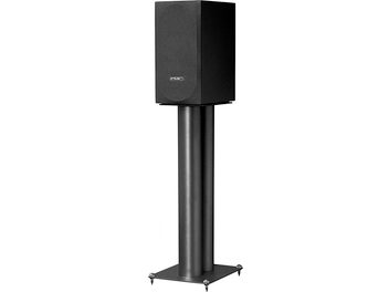 Diffusore da pavimento nero PMC Prodigy1 su piedistallo, vista frontale, cabinet rettangolare verticale con griglia nera sulla parte anteriore