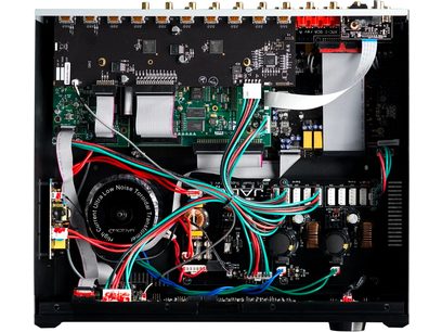 Carte électronique de préampli Emotiva XMC-1 avec composants, connecteurs audio/vidéo et câbles colorés, vue de dessus