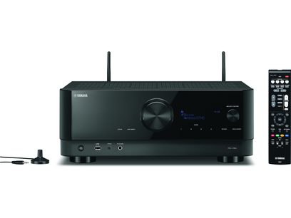 Yamaha RX-V6A svart hemmabioprojektor, frontvy, med knappar, rattar, display, HDMI- och USB-portar, fjärrkontroll