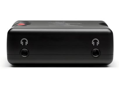 Φορητός μετατροπέας ήχου Chord Electronics Mojo 2, μπροστινή όψη, μαύρο ματ περίβλημα, 2 υποδοχές jack, 2 κουμπιά, 1 κόκκινη λυχνία LED