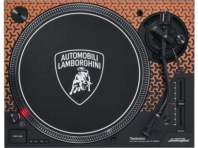 Tocadiscos de alta fidelidad Technics SL-1200M7B de color naranja, vista superior, brazo de lectura a la derecha, botón de inicio/parada en la parte inferior izquierda