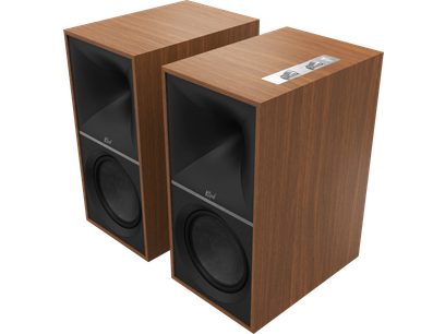 Klipsch The Sevens savienotās bezvadu skaļruņu sistēmas, riekstu koka apdare, leņķa skats, divi melni skaļruņi, vadības panelis augšpusē