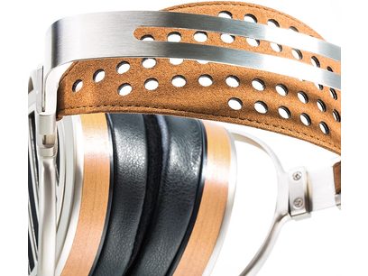 Casque hifi ouvert Hifiman HE1000 V2 Stealth Magnet, gros plan sur l'arceau en cuir perforé et les oreillettes métalliques ajourées