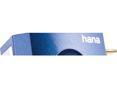 Vinila plātņu galviņas šūna Hana Umami Blue metalizēti zilā krāsā, leņķainā metāla korpuss ar apli apakšā un zelta savienotāju, tuva uzņēmuma labā priekšējā leņķī
