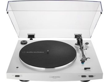 Giradischi Audio Technica AT-LP3XBT bianco, vista frontale, coperchio aperto, braccio di lettura con testina, piatto nero opaco
