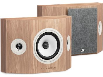 Diffusori posteriori bipolari Triangle BRS1 rovere chiaro, cabinet in legno, 1 tweeter e 1 altoparlante visibili, griglia grigia rimovibile