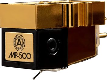 Cellule phono hi-fi Nagaoka MP-500 vue de trois-quarts avant droit, corps rectangulaire en métal doré brossé et boîtier noir brillant, plaque frontale dorée avec logo, connecteur arrière cylindrique et pointe de lecture saillante dessous