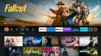 Interface utilisateur avec affiches de séries, icônes de services de streaming, personnages en costumes, ciel bleu, désert