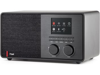 Pinell of Norway Supersound 301 bordradio i sort børstet metal, set fra højre forside i trekvart vinkel, med sort stofgitter til venstre, farvedisplay til højre, fem slanke knapper og to store drejeknapper