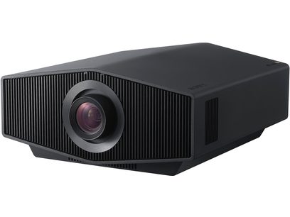 Vidéoprojecteur Sony BRAVIA Projector 8 noir VPL-XW6100ES, vue en perspective, boîtier rectangulaire noir, lentille circulaire frontale entourée d'une grille verticale