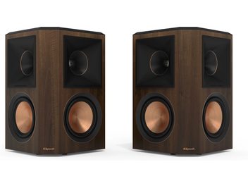 Due casse posteriori Klipsch RP-502S II in noce, cubiche, con altoparlanti neri, tweeter a cupola e logo dorato