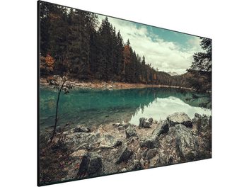 Ecran fix Lumene Movie Palace UHD 4K Ultraslim 270C afișând un peisaj forestier și lacustru de toamnă cu stânci în prim-plan