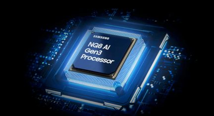 Processeur carré Samsung NQ8 AI Gen3 bleu nuit métallique à lettrage blanc, bordure dorée, vue oblique sur fond de circuit imprimé bleu lumineux