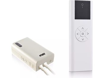 Telecomando per dispositivi hi-fi Oray OPTCOMIRHOME1, vista frontale, custodia rettangolare bianca con pulsanti direzionali e unità collegata con cavi