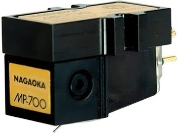 Cellule phono Nagaoka MP-700 noire en plastique et métal, plaque supérieure dorée, étiquette latérale jaune, deux pins arrière dorés, vue en trois-quarts avant gauche