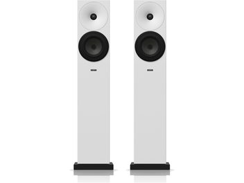 Ηχεία πύργου Amphion Argon 3LS σε μαύρο και λευκό χρώμα, μπροστινή όψη, δύο πανομοιότυπα ηχεία το ένα δίπλα στο άλλο σε λευκό φόντο