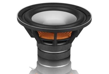 Haut-parleur circulaire vue en perspective, membrane grise, suspension noire, support en métal noir, bobine orange visible