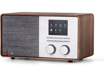 Pinell Supersound 301 bordradio i valnød, kabinet i brun valnøddetræ med front i børstet aluminium og grå stofgrill, lille sort centralt display, række med fem knapper og to store drejeknapper, set i trekvart forfra