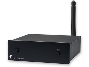 Trådløs sender Pro-Ject BT Box S2 HD sort, rektangulært sort kabinet, venstre knap, højre knap mærket "Pair", lodret antenne bagtil højre