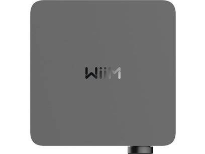 Ampli hi-fi intégré stéréo WiiM Amp Ultra, boîtier métallique gris mat à coins arrondis, logo WiiM centré et unique bouton rotatif noir en bas à droite, vue de face