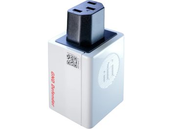 Conditioner de rețea iFi Audio GND Defender, carcasă rectangulară albă din plastic cu logo circular în relief, cod QR și inscripții roșii pe lateral, prevăzut cu o priză femelă neagră cu trei fante, vedere în perspectivă